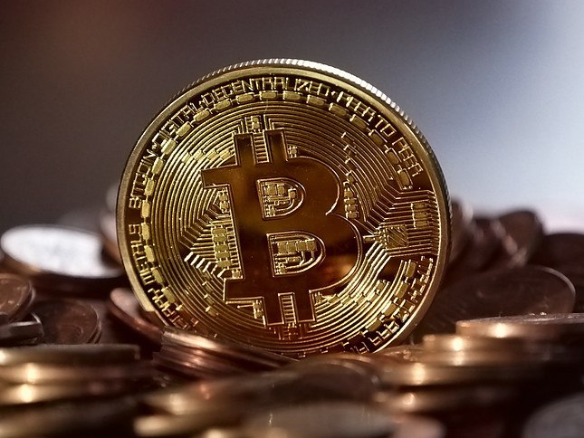 在加密市场普遍低迷之后，比特币(BTC)的价格周四下跌了2.4%。然而，衍生品和链上数据的关键见解显示了比特币一直横盘交易的原因。 链上和衍生品数据解释了比特币波动的原因 尽管现货比特币ETF的净流入达到创纪录的120亿美元，但过去几个月比特币的相对波动还是引发了投资者的担忧。当ETF推出时，许多分析师预测比特币的前景非常乐观。 然而，价格尚未反映出这些预测。最近的报告和链上数据揭示了关键的见解，表明为什么顶级数字资产继续相对横向交易。 根据Glassnode的一份报告，BTC CME未平仓合约(OI)的增加和对冲基金类别实体的大量净空头头寸表明，交易员正在采用现金套利策略。 套现套利是一种市场中性策略，涉及在现货市场买入一种资产，并在同一种资产的期货合约中建立空头头寸，该期货合约的交易价格为溢价。 “我们可以看到，被归类为对冲基金的实体正在建立越来越大的比特币净空头头寸。这表明，现金套利交易结构可能是ETF流入需求的重要来源，ETF是获得长期现货敞口的工具，”报告指出。
